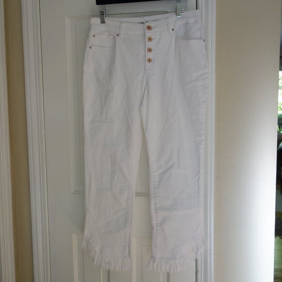 NWT INC INTERNATIONAL White Frayed Hem – 4 Button Fly Straight Leg Jeans – Sz 12 - Picture 1 of 9